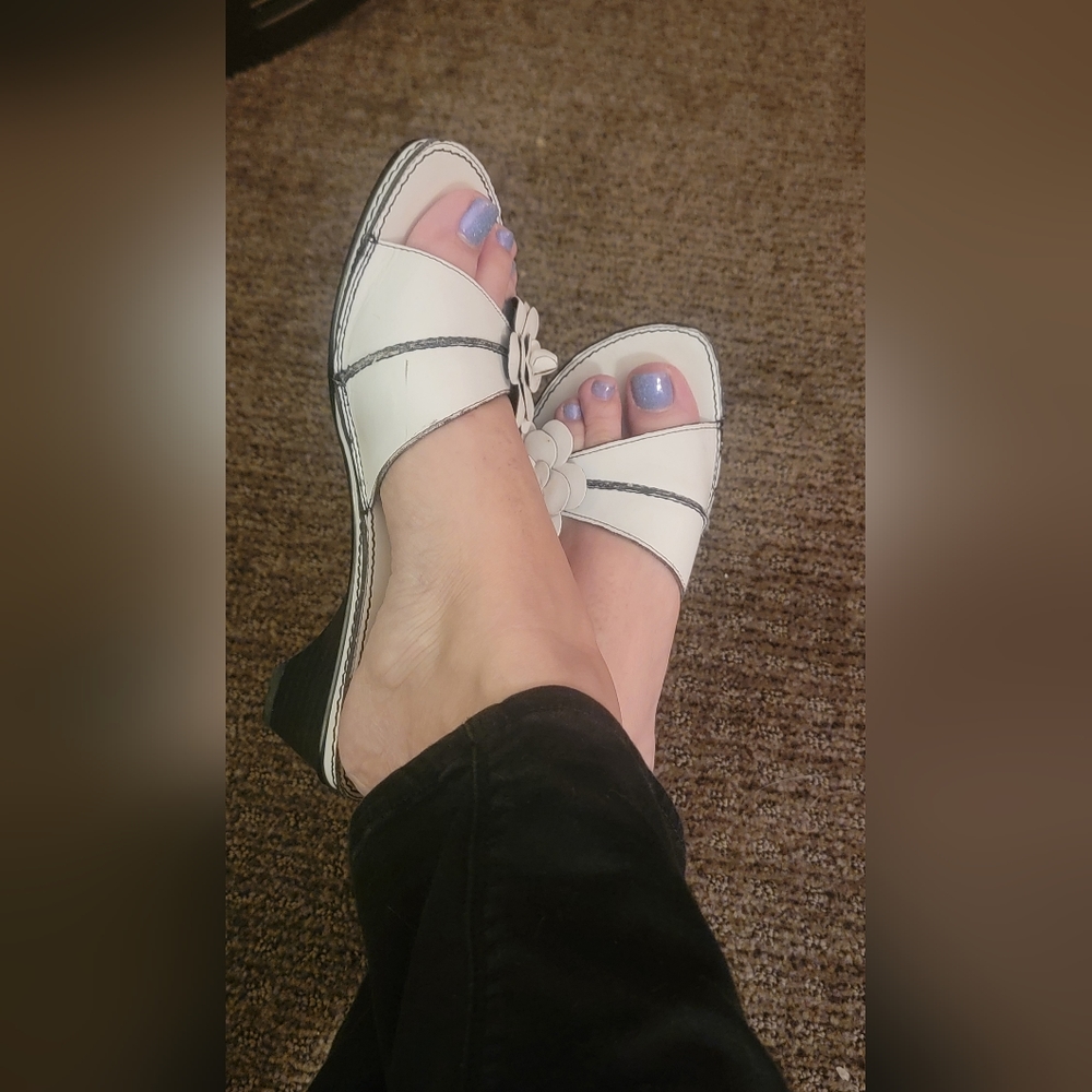 Soft Style Sandals white 8M